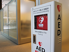 写真：AED（自動体外式除細動器）の設置
