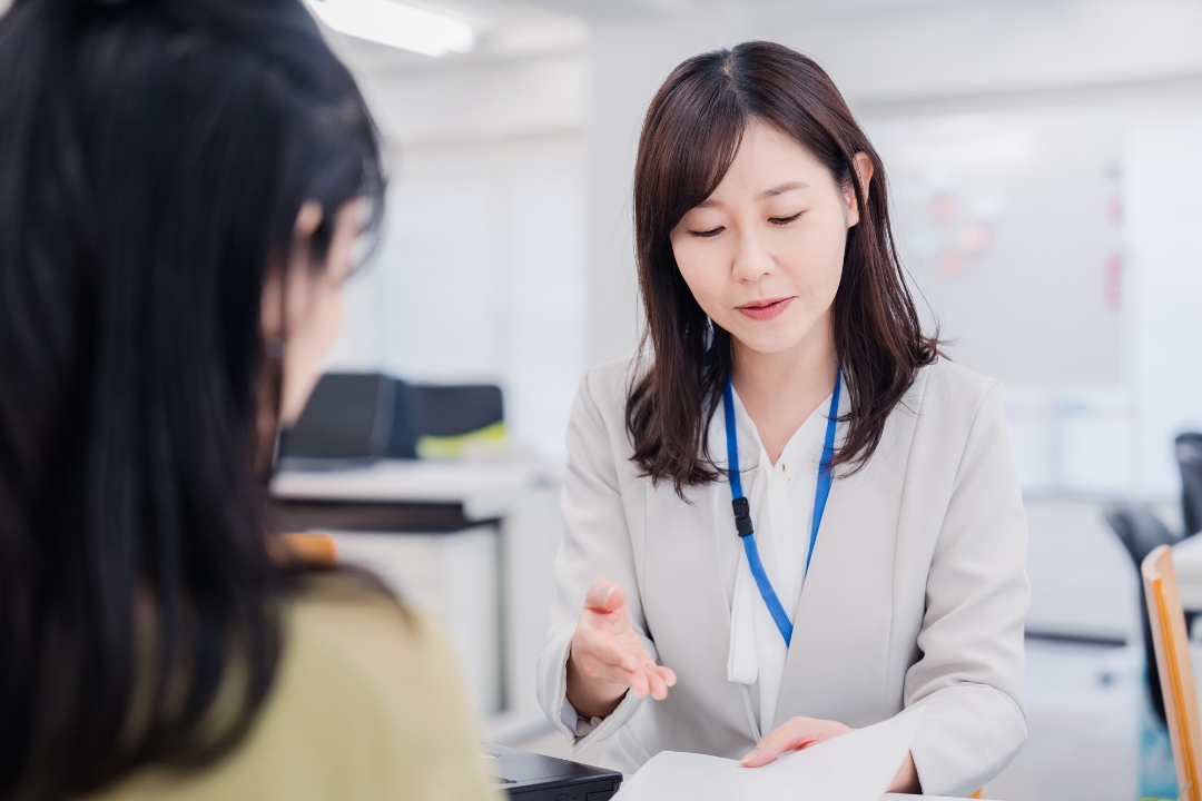 お客様へ定期預金をご案内する女性の写真